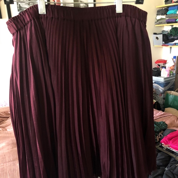 Club Monaco pleated A-line skirt - Picture 2 of 5